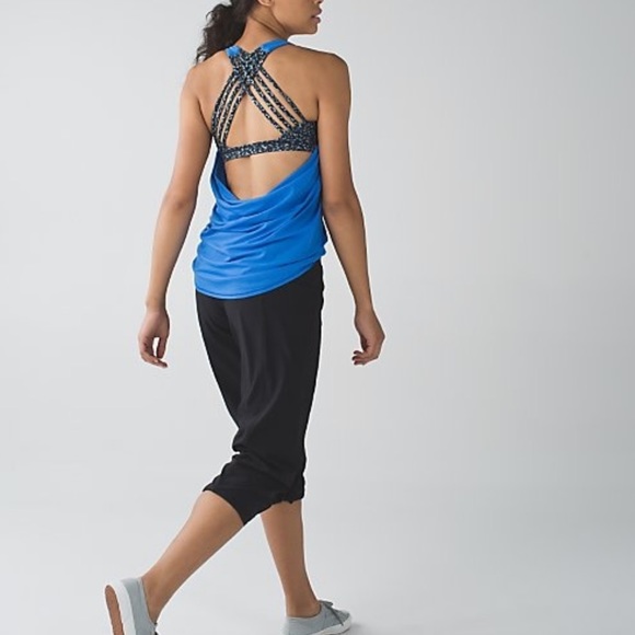 RARE! - LuluLemon Wild Tank Top in Shocking Blue with built in Bra - size 4 - Picture 2 of 6